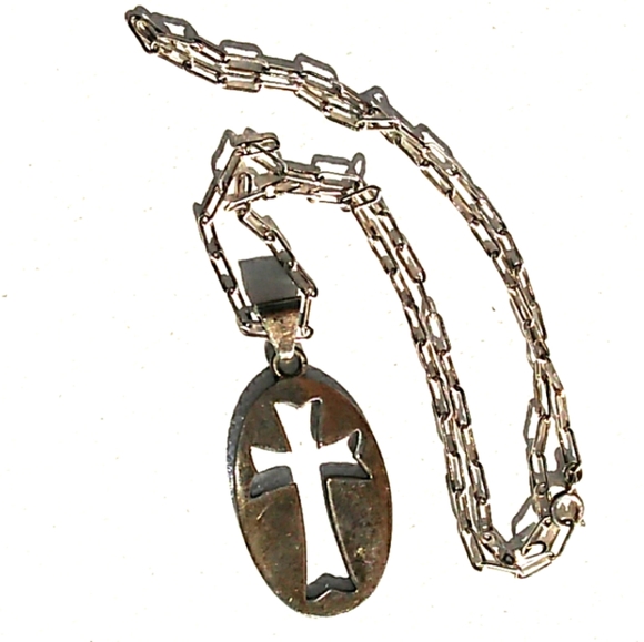 VTG Sterling Silver Oval Disc Cross Cut-Out Pendant Necklace - Picture 3 of 8